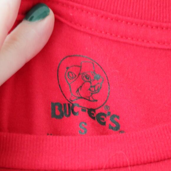 NWOT Men's Small Buckee's T Shirt Logo Red Crewneck - Picture 3 of 4